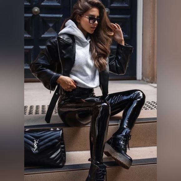 Commando Faux Leather Patent Leggings in High Shine 🍸 - Picture 7 of 8